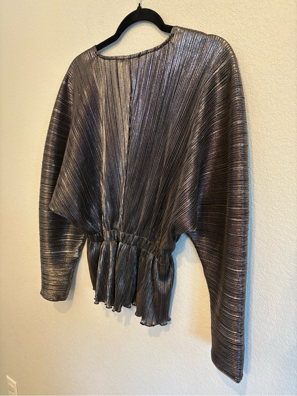Good American Metallic Plissé Peplum Top Chrome Silver Pleated Blouse Size 1/2 - Picture 15 of 16